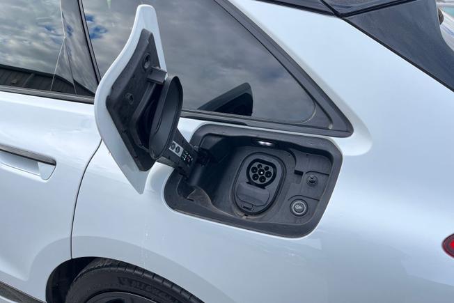 AUDI S6 E-Tron Avant Photo 39