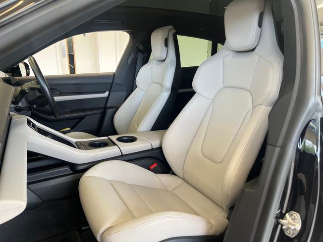 PORSCHE Taycan Photo 14