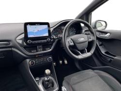 FORD Fiesta Photo 2