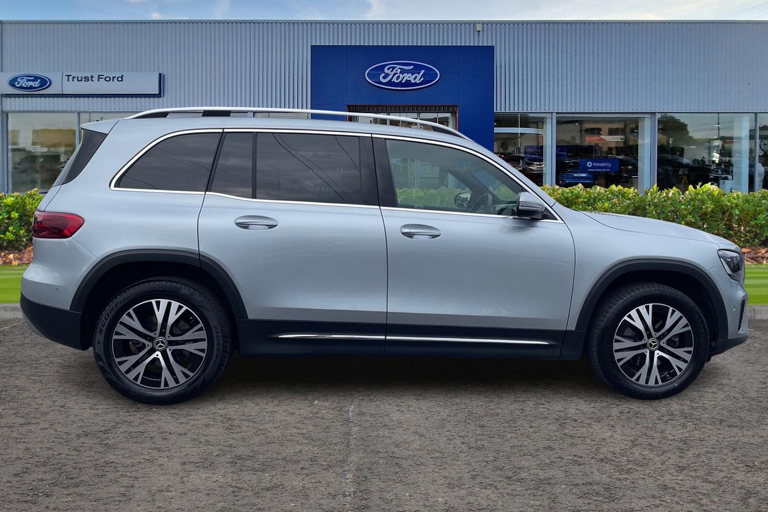 Mercedes-Benz GLB Photo 2