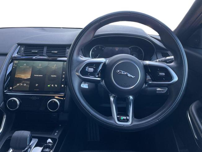 Jaguar E-PACE Photo 11