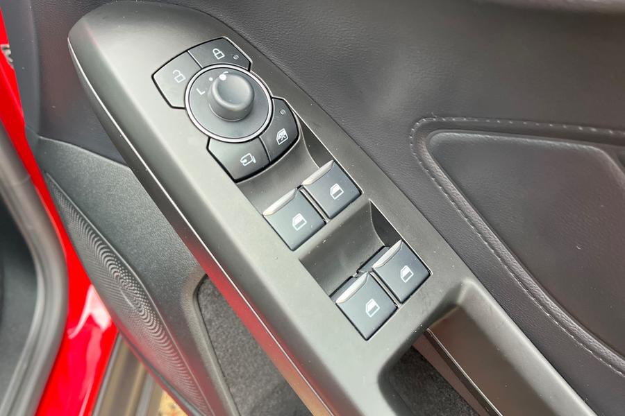 Ford Focus Photo autoimg-05a25dbc35141a2a7a80f3012708d14e87d71052.jpg