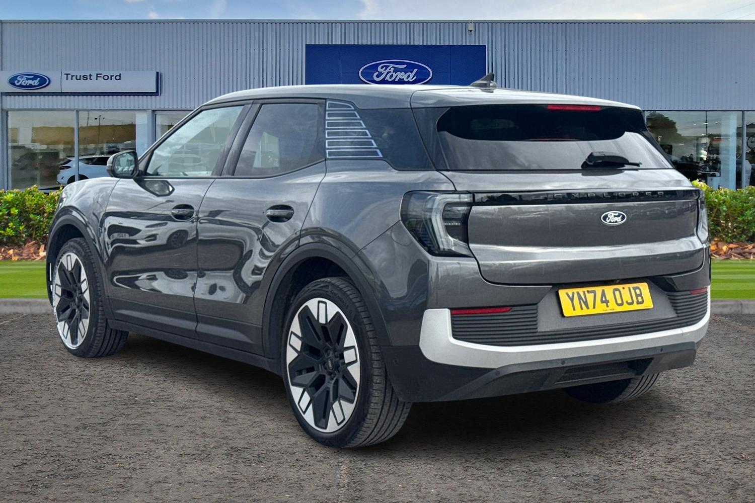 Ford Explorer Photo 1