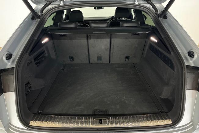 AUDI Q8 Photo 12