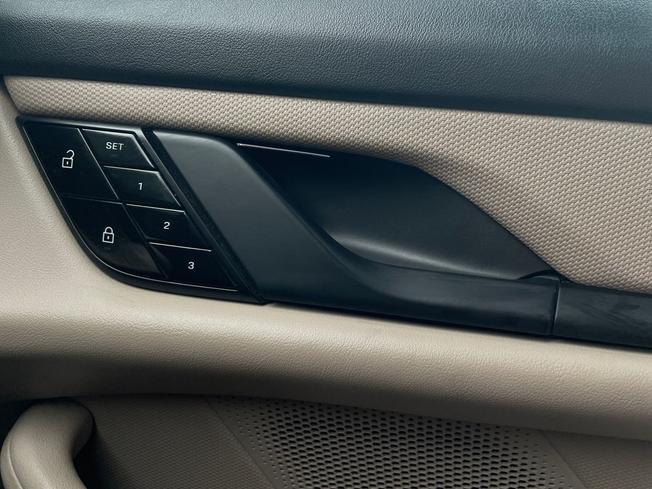 Porsche Taycan Photo 46