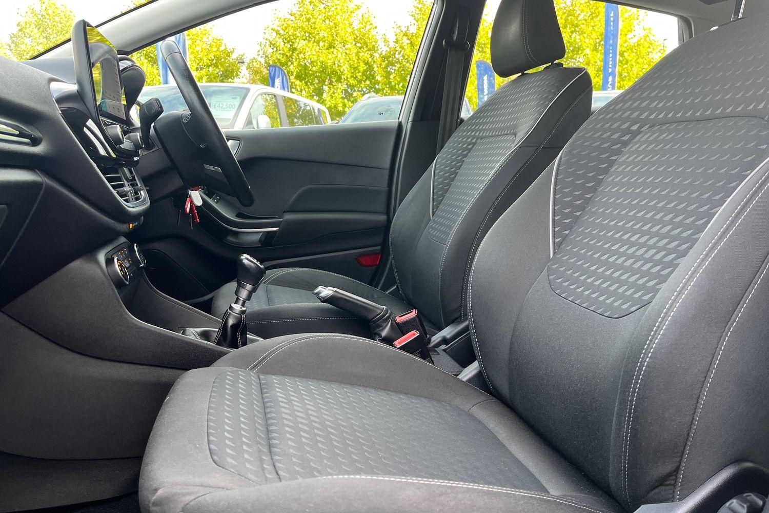 Ford FIESTA Photo 18