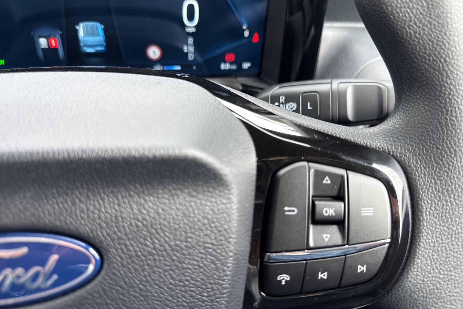 Ford E-TRANSIT COURIER Photo 32