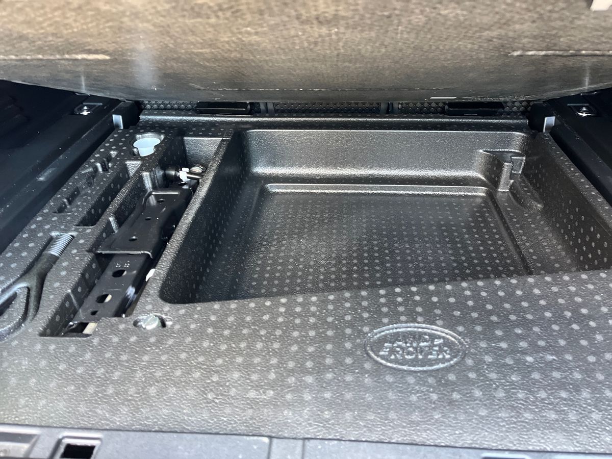 Land Rover Defender 110 Photo 26
