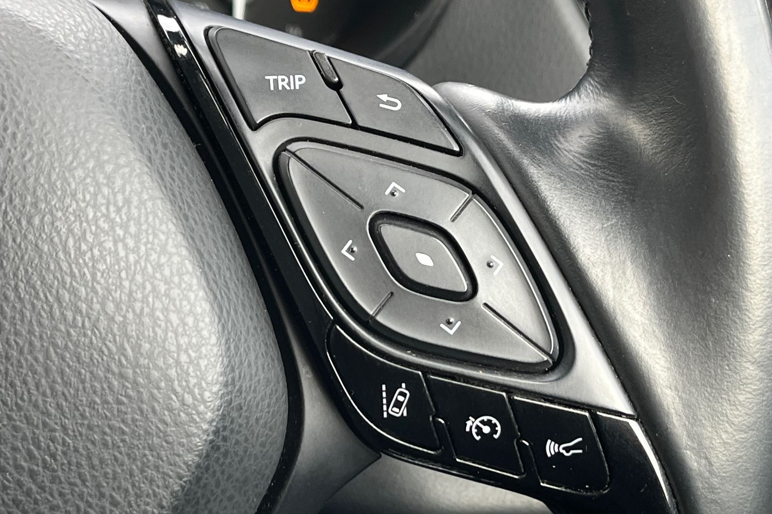 Toyota C-HR Photo 38