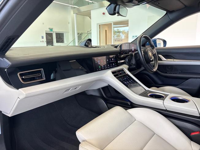 PORSCHE Taycan Photo 13