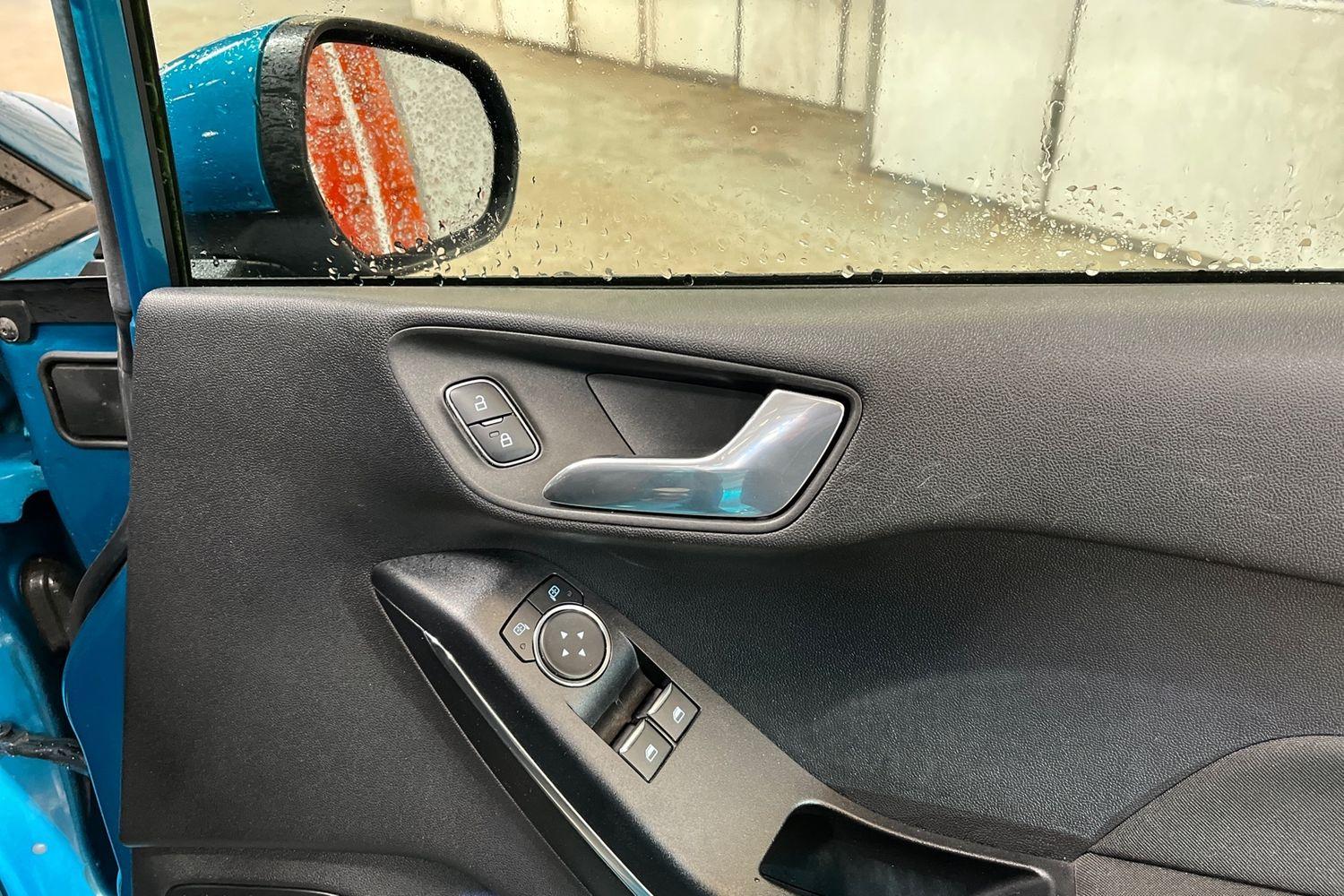 Ford FIESTA Photo 24