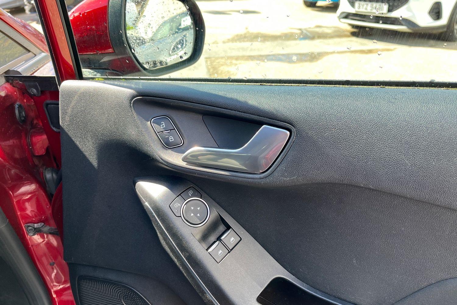 Ford FIESTA Photo 24