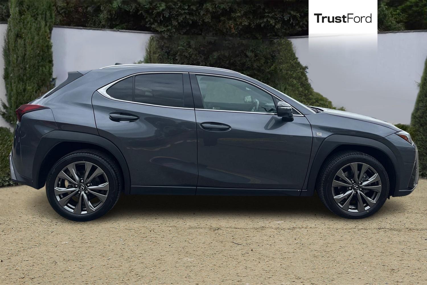 Lexus UX Photo 2