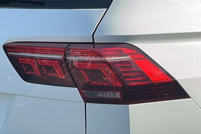 VOLKSWAGEN Tiguan Photo 18