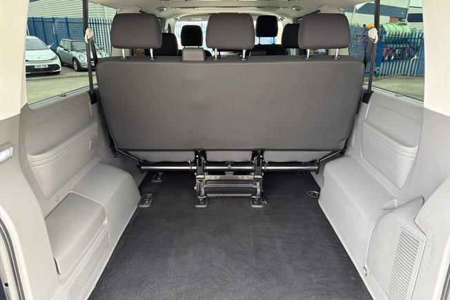 VOLKSWAGEN Transporter Shuttle Photo 12