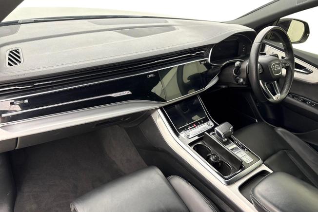 AUDI Q8 Photo 2