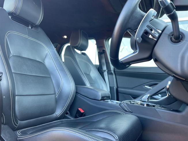 Jaguar E-PACE Photo 40