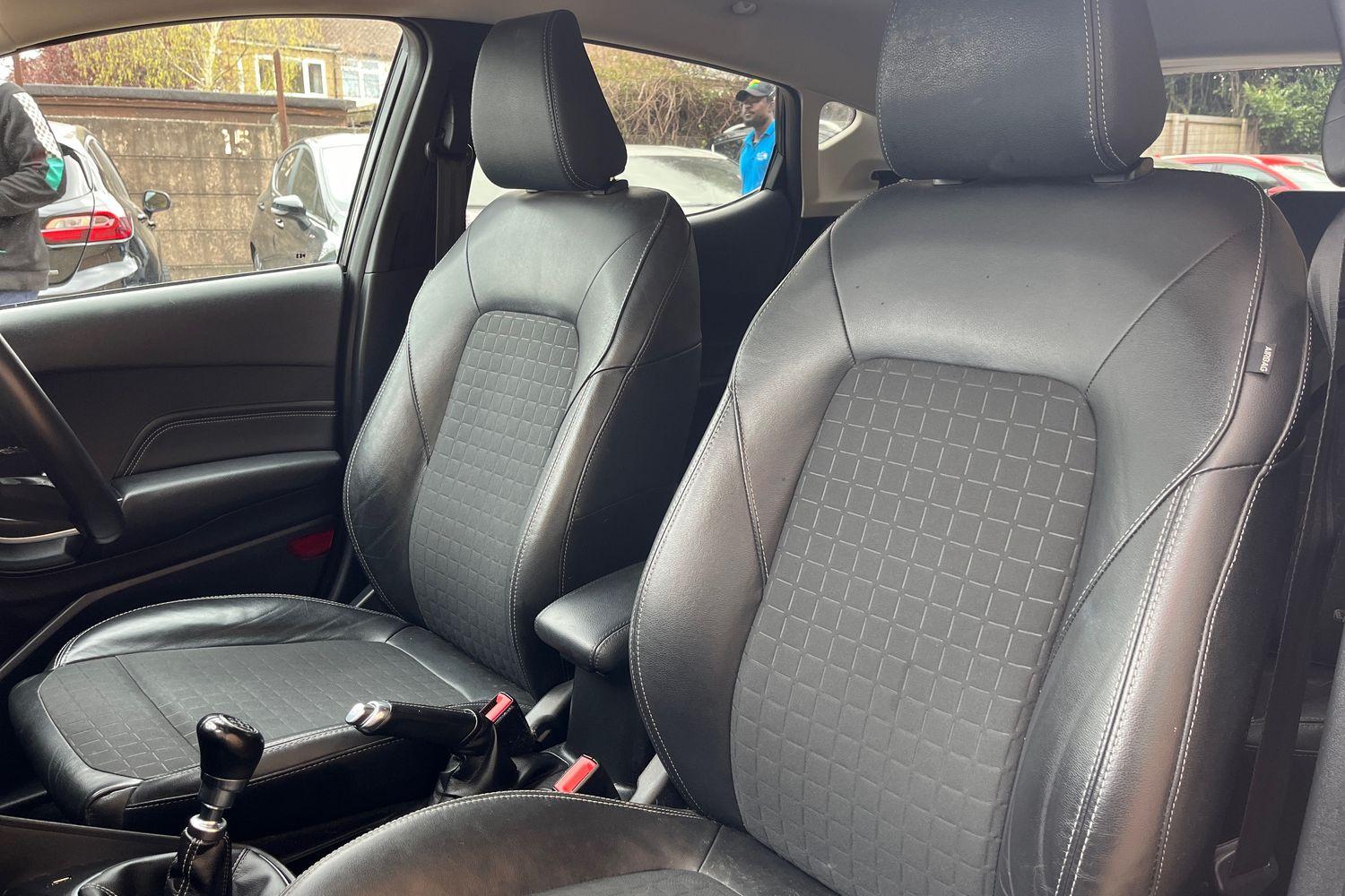 Ford FIESTA Photo 18