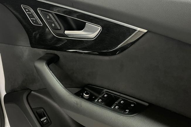 AUDI Q7 Photo 25
