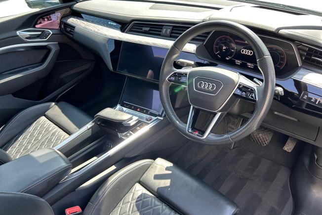Audi e-tron S Photo 6