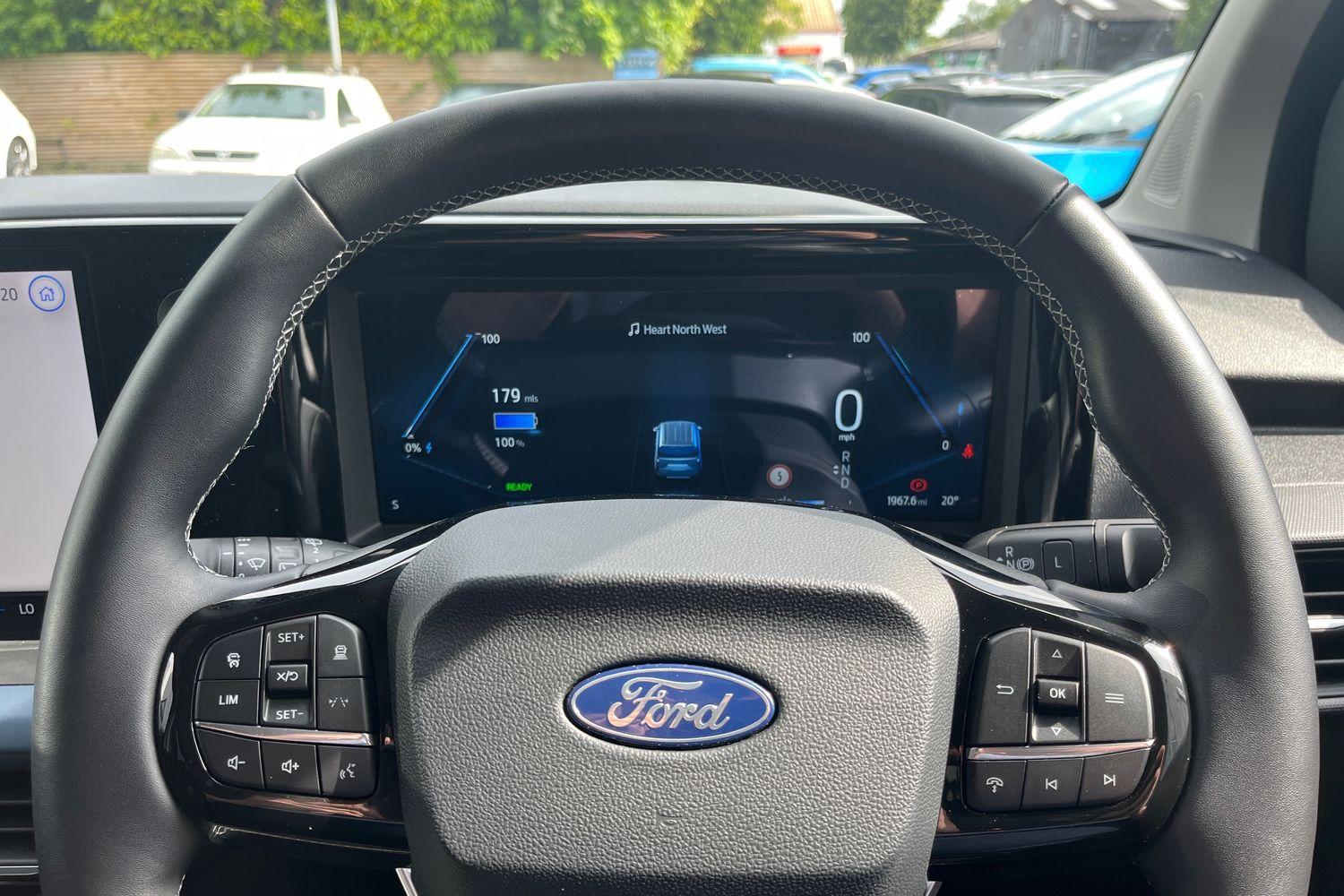 Ford E-TOURNEO COURIER Photo 11