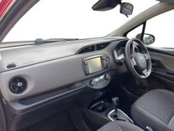 TOYOTA Yaris Photo 2