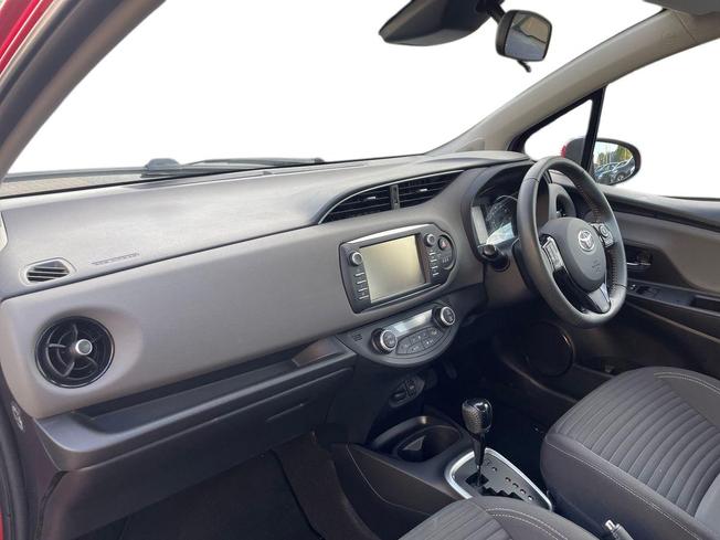 TOYOTA Yaris Photo 2