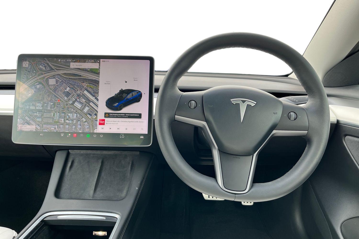 TESLA Model 3 Photo 10