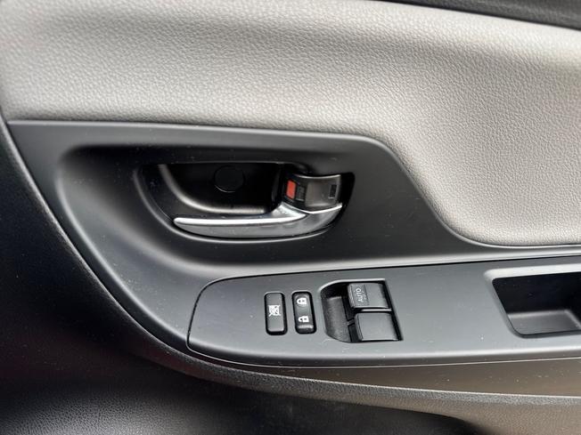 TOYOTA Yaris Photo 28