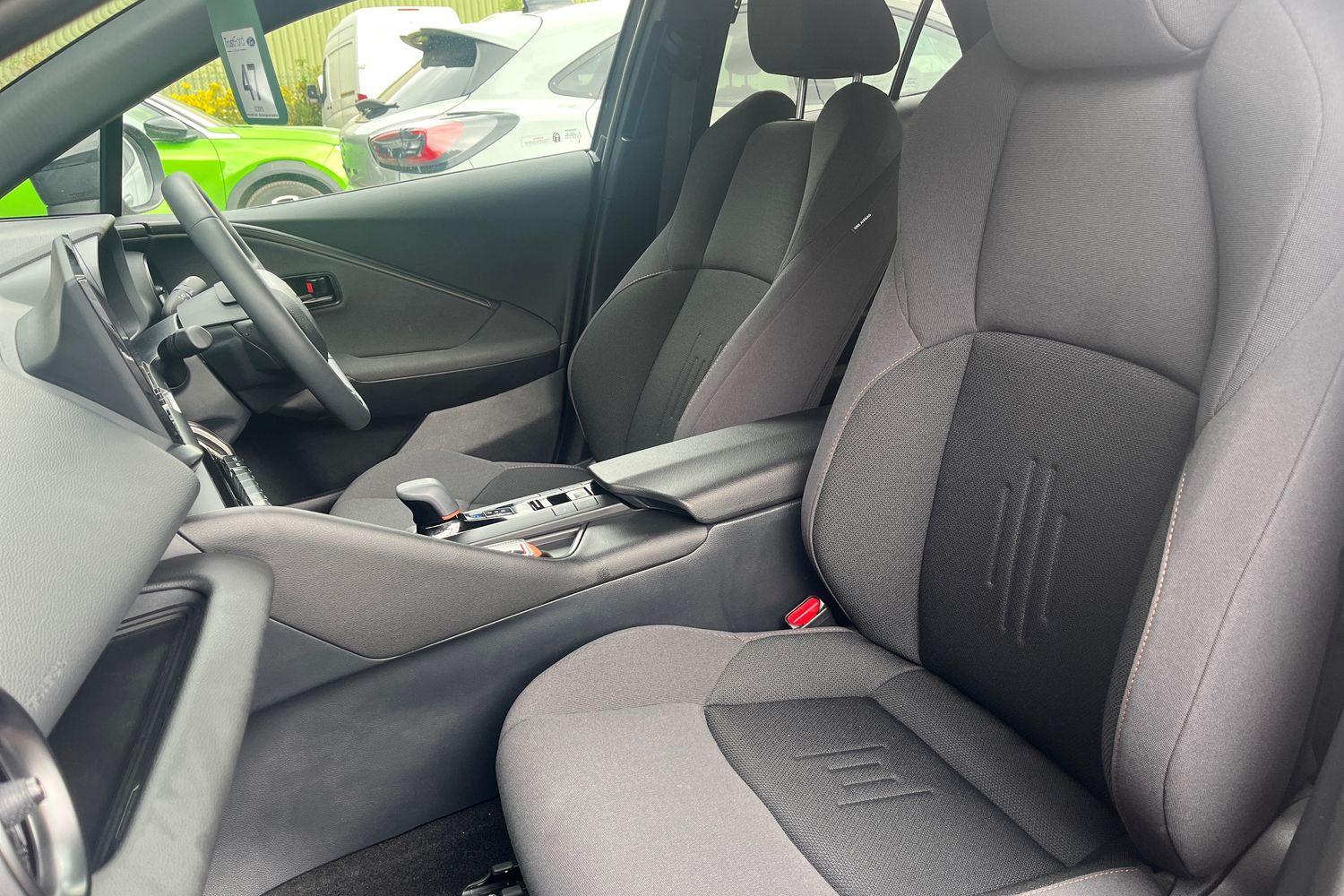 Toyota C-HR Photo 18