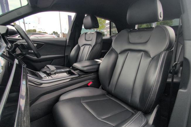 AUDI Q8 Photo 21