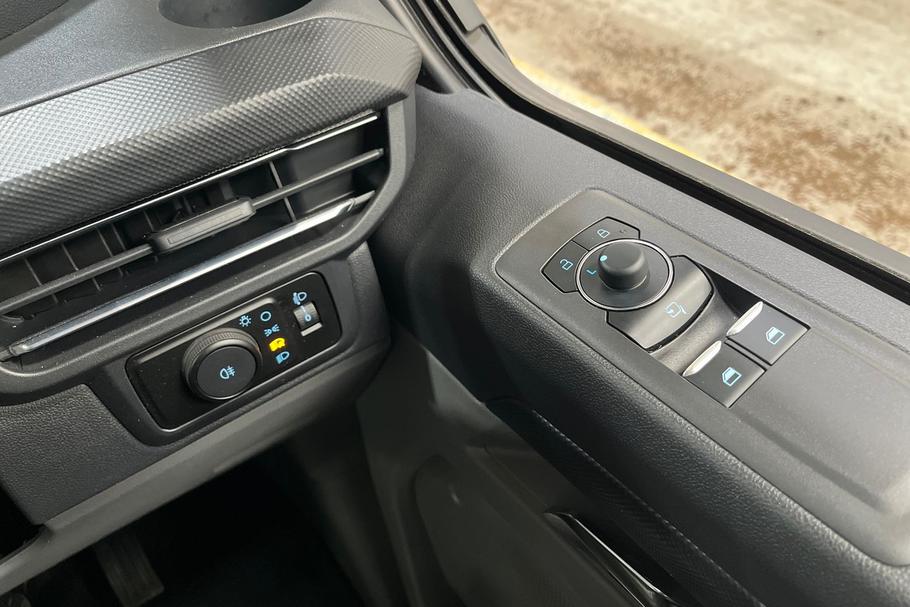 Used Ford TRANSIT CUSTOM WO25ULE 31