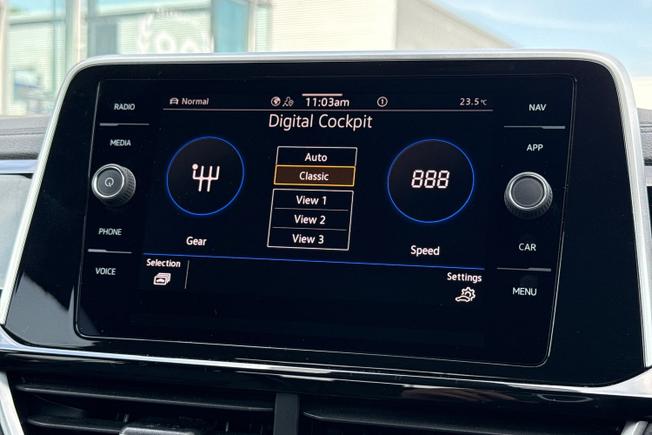 VOLKSWAGEN T-Roc Photo 32