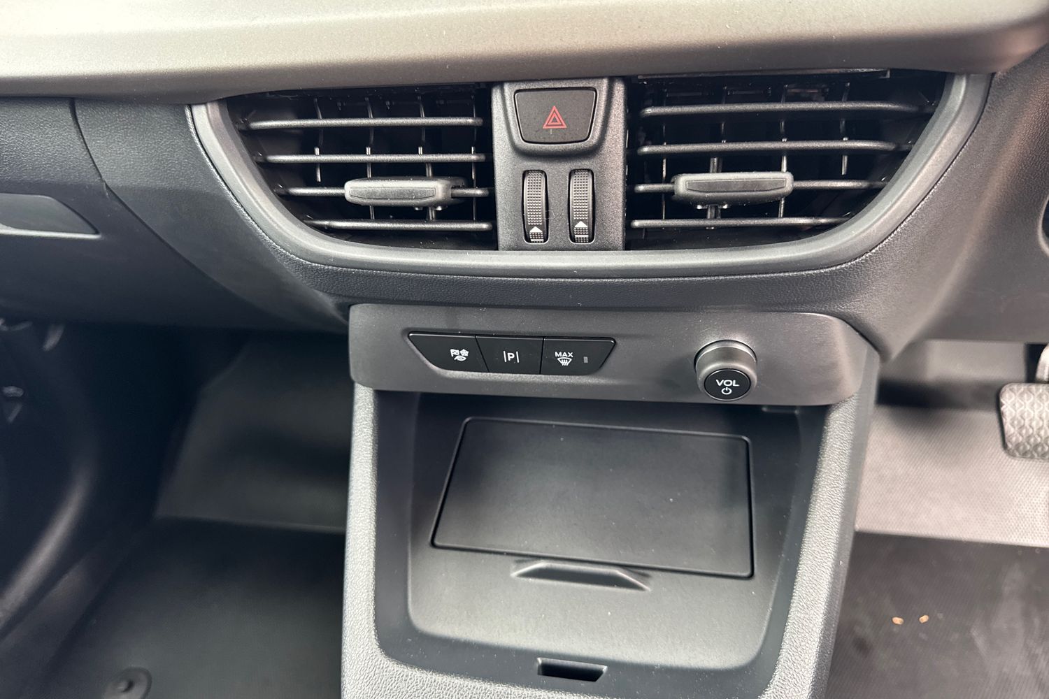 Ford E-TRANSIT COURIER Photo 29