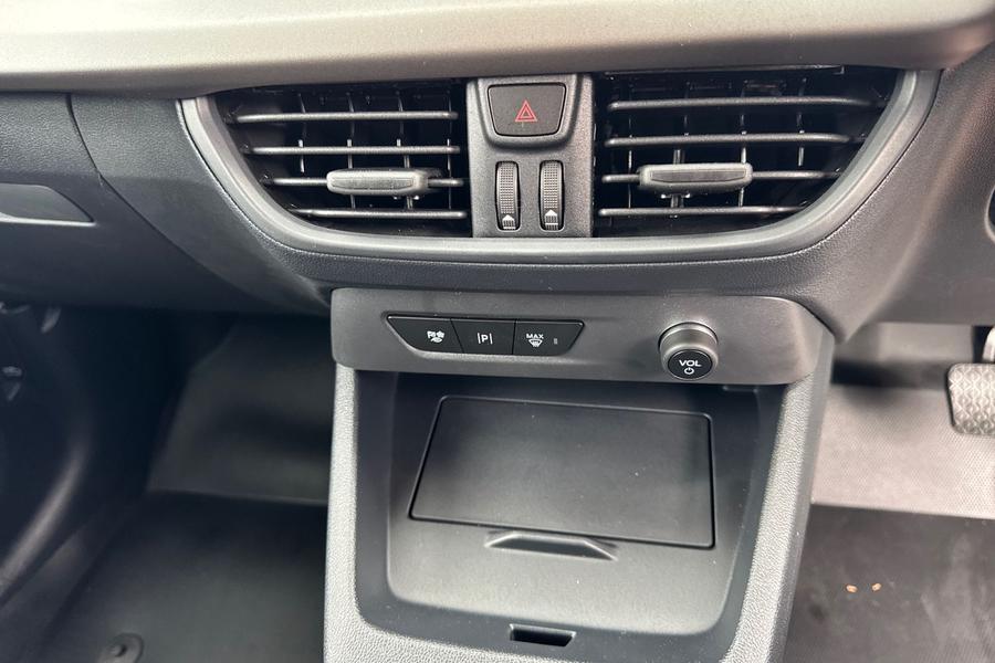 Ford E-TRANSIT COURIER Photo autoimg-08fdba82184b15f709bb4c494db151982d825133.jpg