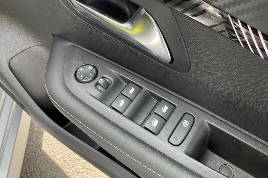 Peugeot 208 Photo autoimg-090da1aafec2b5f54dcb2edac069856745017c69.jpg