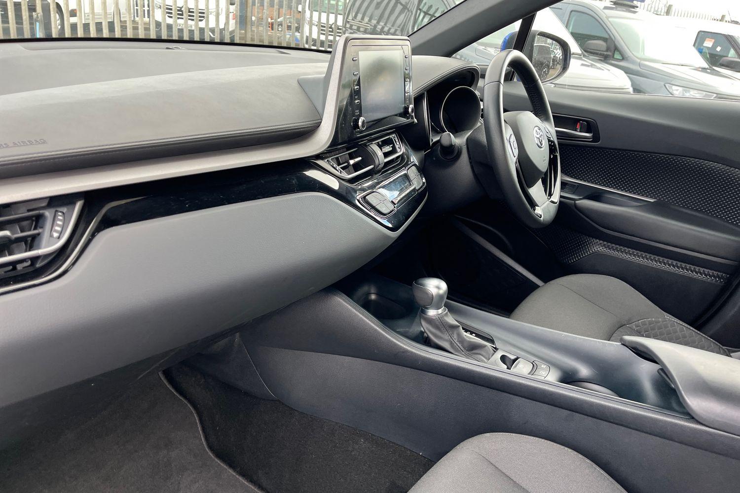 Toyota C-HR Photo 17