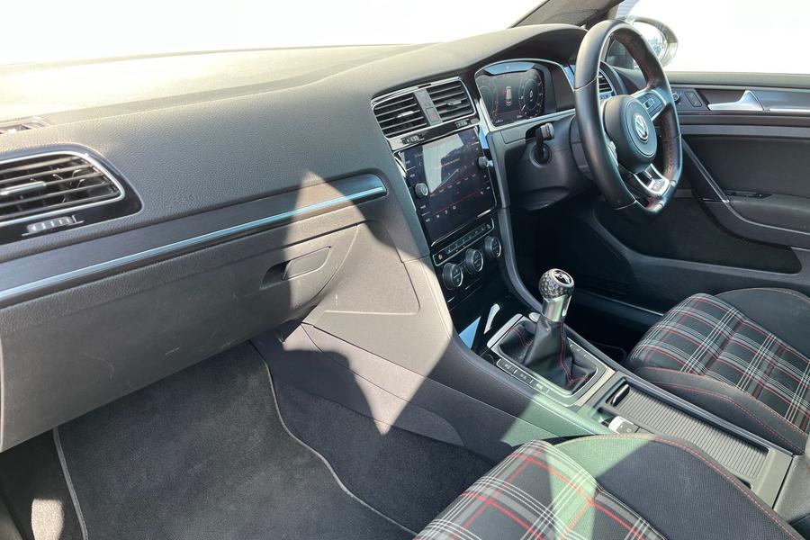 Volkswagen GOLF Photo autoimg-09237d3798a3f405b91902ee73efbcbbedea9d93.jpg
