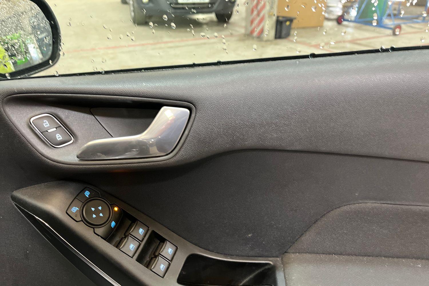 Ford FIESTA Photo 24