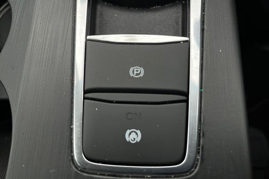 Ford KUGA Photo autoimg-09534f09bb075aa0c28dc20e800632cd6bc14057.jpg