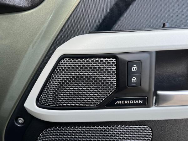 Land Rover Defender 110 Photo autoimg-09575aaccd0a7161f00beecf4f5e4fe01ba3217c.jpg