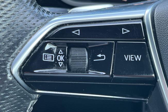 AUDI Q8 E-Tron Photo 16