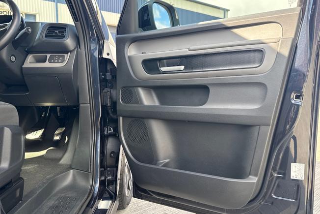 VOLKSWAGEN ID. Buzz Cargo Photo 35