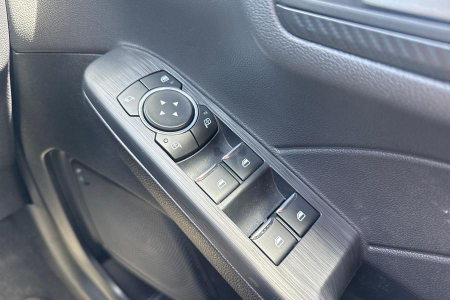 Ford KUGA Photo autoimg-09882e85b620eaf50f8dd468566358cf2454f65b.jpg