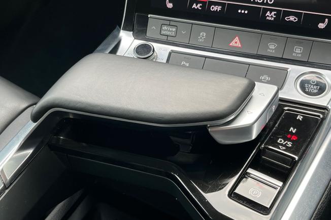 AUDI Q8 E-Tron Photo 30