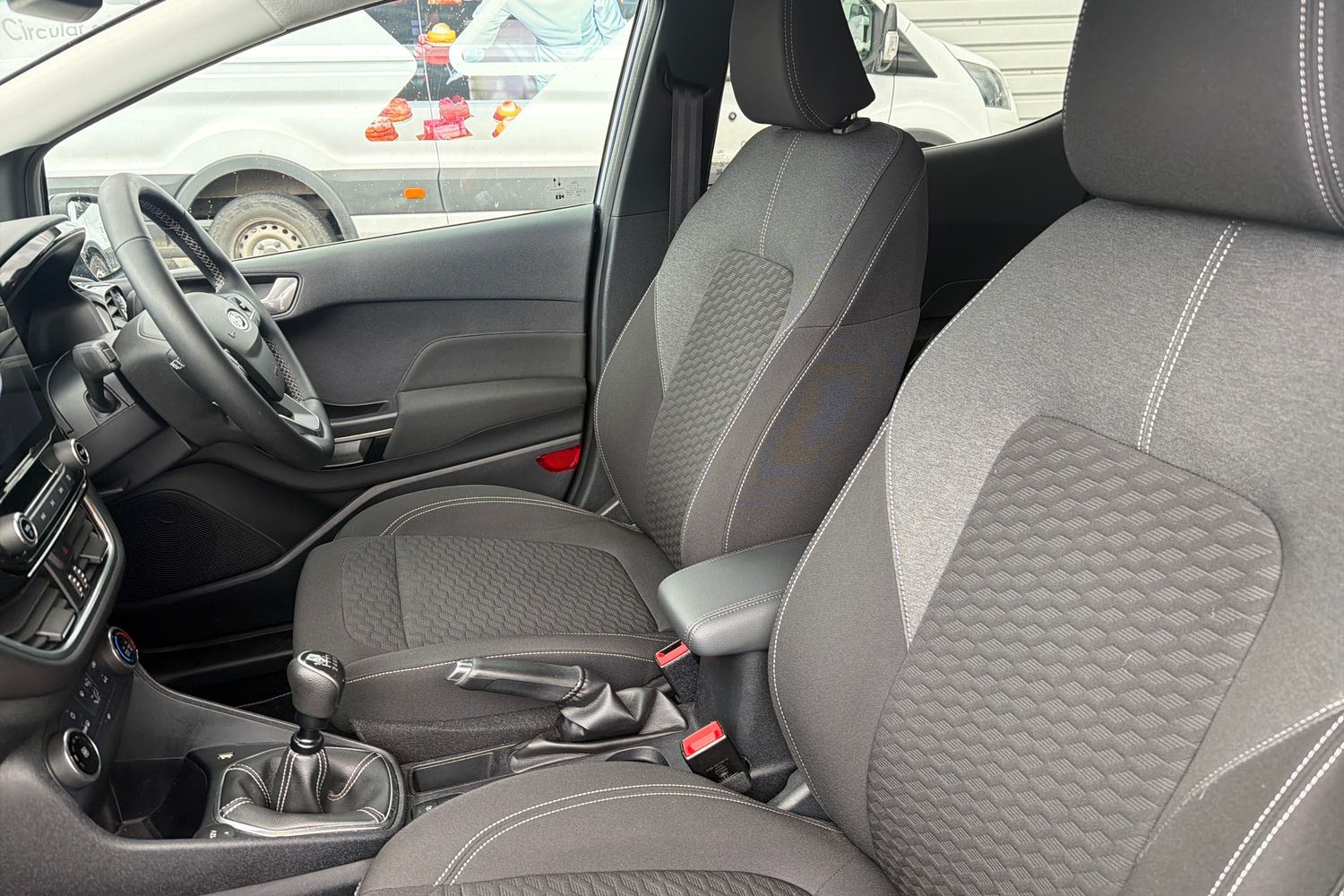 Ford FIESTA Photo 18