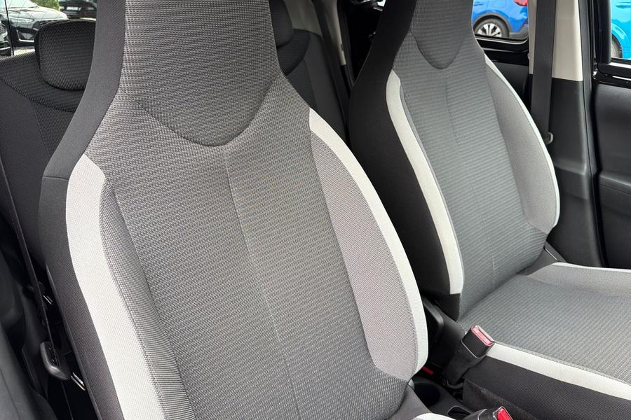 Toyota AYGO Photo autoimg-09de1b8fe4c37ff5235614d999a1f26dc61d2c9a.jpg