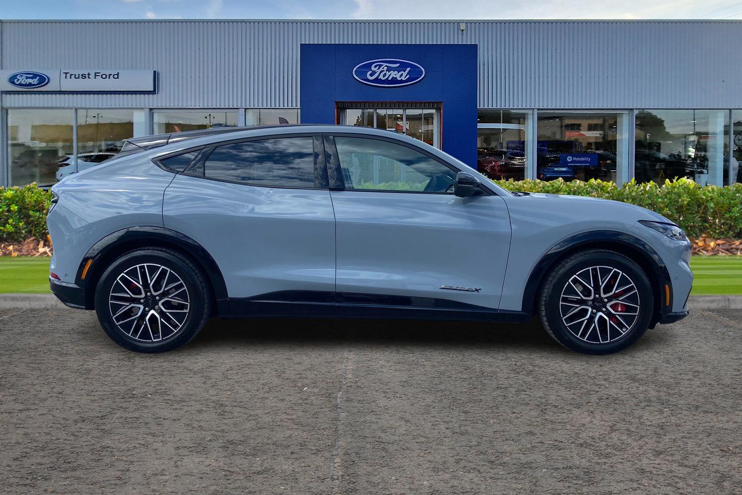 Ford Mustang Mach-E Photo 2