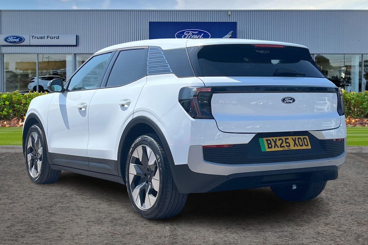 Ford Explorer Photo 1