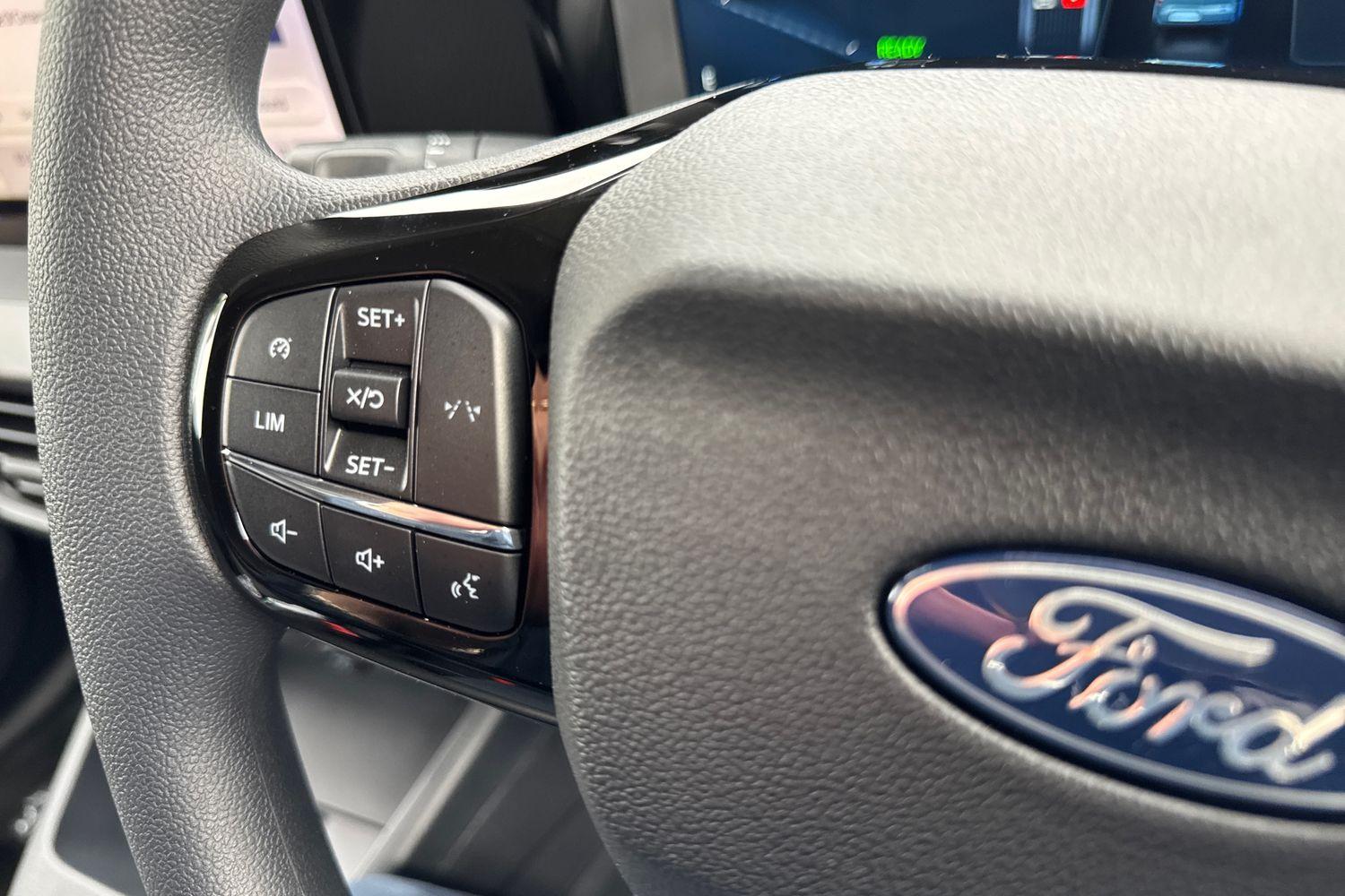 Ford E-TRANSIT COURIER Photo 30